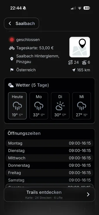 The LQΛL detail screen for Saalbach on a phone: a red dot beside 'geschlossen', a day ticket at 53,00 €, the location Saalbach Hinterglemm, Pinzgau in Österreich, and a row reading 24 trails, 6 lifts and 165 km away. Below it a five-day weather strip — 19°, 33°, 30°, 27° — then an opening-hours table listing 09:00–16:15 for every day of the week, and a button through to the trails.